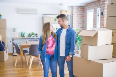 Aşık genç güzel çift yeni eve taşınıyor, çok mutlu bir