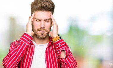 Genç yakışıklı adam baş baş ağrısı için el ile kırmızı gömlek giyiyor çünkü stres. Migren muzdarip.