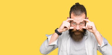 Parmaklarıyla, Uykulu ve sabah yorgunluk için yorgun gözlerini açmaya çalışırken gözlüklü genç sarışın adam