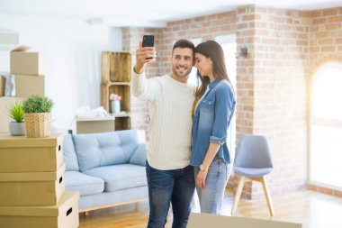 Yeni bir akıllı telefon kullanarak bir selfie fotoğraf çekerken güzel çift