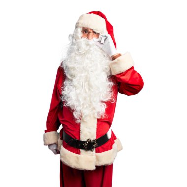Orta yaşlı yakışıklı adam Noel Baba kostümü ve sakal takmış ağzı ve dudakları parmaklarıyla kapanmış bir şekilde duruyor. Gizli ve sessiz, tabu konuşması
