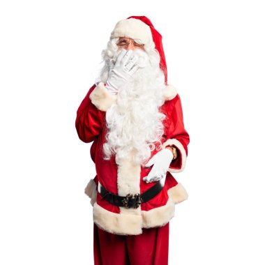 Orta yaşlı yakışıklı bir adam Noel Baba kostümü ve sakal takıp durmaktan sıkılmış, ağzı eliyle kapatmaktan sıkılmış. Huzursuz ve uykulu..