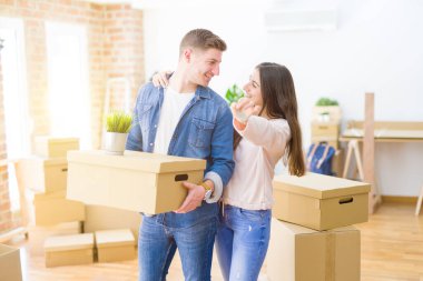 Güzel genç çift aşık ve yeni h tuşları gösteren sarılmak