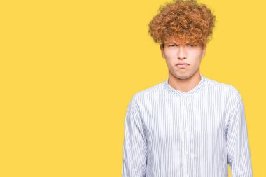 Şık gömlek şüpheci ve sinir, papatyanın üzgün sorunu nedeniyle giyen afro saçlı Genç yakışıklı iş adamı. Negatif kişi.