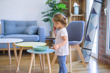 Çilek yiyen güzel yürümeye başlayan çocuk kız