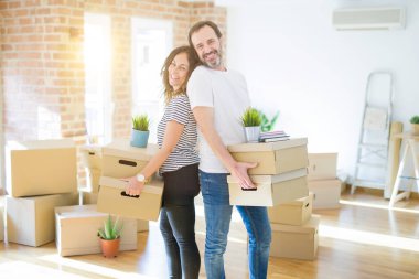 Orta yaş Senior çift yeni bir eve hareket, karton boks tutuyordum mutlu aşık Apartmant ile