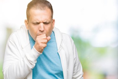 Orta yaş Arap duygu hasta ve soğuk veya bronşit için semptom olarak öksürük izole arka plan üzerinde sweatshirt giyen adam. Sağlık kavramı.