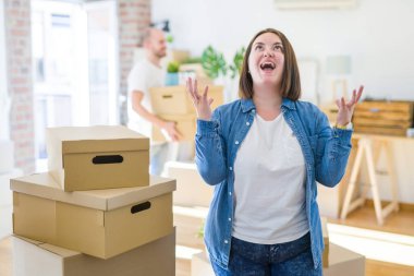 Genç çift yeni bir eve taşınıyor, artı evde dikilmiş başarıyı kutlayan cüsseli bir kadın kollarını kaldırmış ve gözlerini kapatmış heyecanla haykırıyor. Kazanan konsept