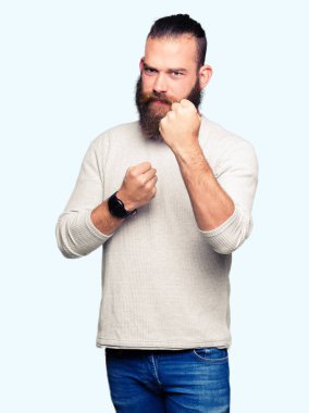 Genç sarışın adam giyen sıradan kazak yumruk savunma hareketi, kızgın ve üzgün yüz, sorunu korkuyor ile savaşmaya hazır