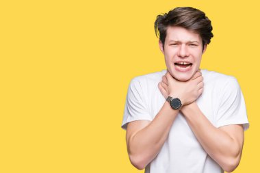 T-shirt üzerinde arka plan bağırarak izole ve çünkü boğmak casual beyaz giyen genç yakışıklı adam acı kendi ellerimle öldürürüm. Sağlık sorunu. Yaralarından ve intihar kavramı.