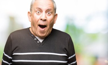 Üst düzey yakışıklı kış giyim kazak korkuyor ve şok sürpriz ifade, korku ve heyecan yüz çizgili.