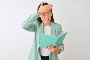 Gözlük takan genç Çinli öğrenci kız izole edilmiş beyaz arka plan üzerine kitap okuyor. Elleri başının üstünde, utanç ve şaşkınlık dolu, sinirli ve hayal kırıklığına uğramış bir halde. Hata için korku ve üzüntü.