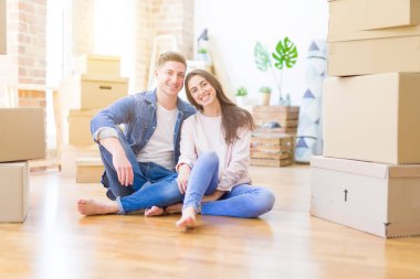 Genç güzel çift kart etrafında katta oturan rahatlatıcı