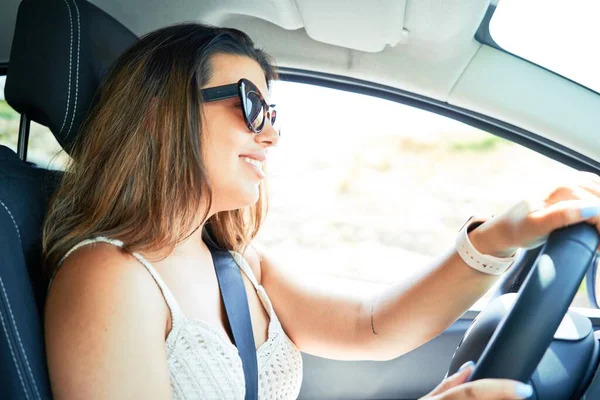 Jovem Motorista Mulher Carro Condução — Fotografia de Stock