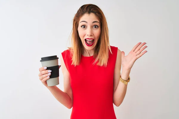 Jovem Mulher Ruiva Bonita Bebendo Tirar Café Sobre Fundo Branco — Fotografia de Stock