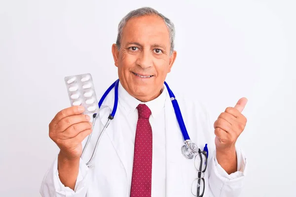 Senior Doctor Hombre Usando Estetoscopio Celebración Píldoras Sobre Aislado Blanco —  Fotos de Stock