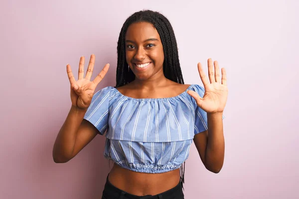 Afrikanisch Amerikanische Frau Gestreiftem Shirt Steht Über Isoliertem Rosa Hintergrund — Stockfoto