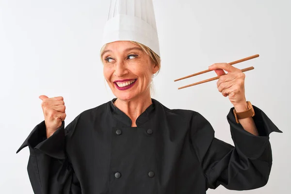 Mulher Chef Meia Idade Usando Chapéu Segurando Pauzinhos Sobre Fundo — Fotografia de Stock