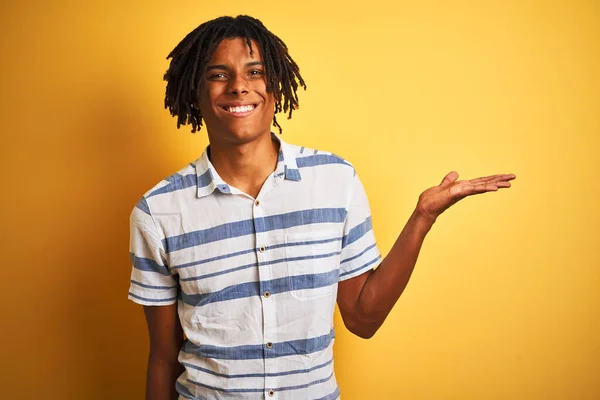 Afro Američan Dredy Sobě Pruhované Tričko Přes Izolované Žluté Pozadí — Stock fotografie