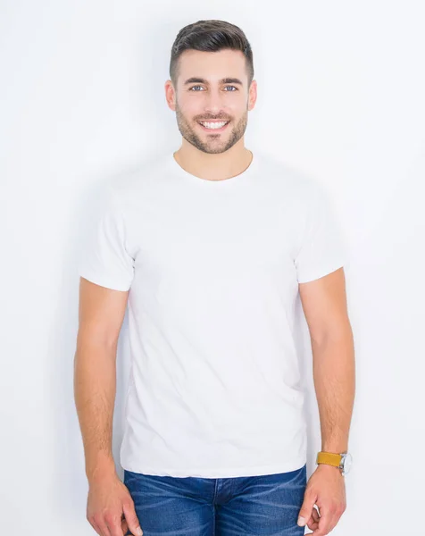 Jeune Bel Homme Souriant Heureux Portant Casual Shirt Blanc Sur — Photo