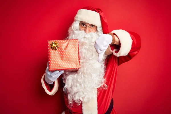 Muž Středního Věku Kostýmu Santa Clause Držící Dárek Nad Izolovaným — Stock fotografie