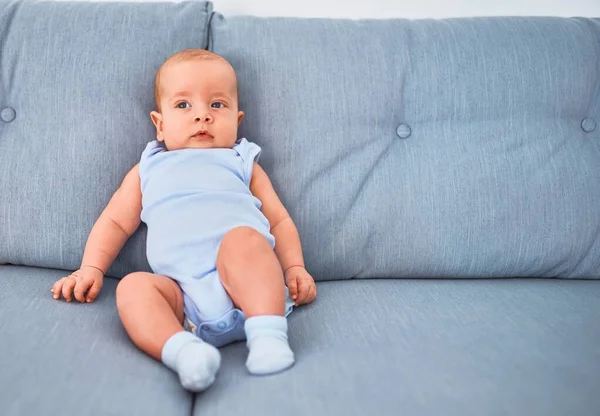 Bebê Adorável Deitado Sofá Casa Recém Nascido Relaxante Descansando Confortável — Fotografia de Stock