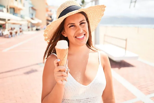 Joven Hermosa Mujer Comiendo Helado Cono Por Playa Día Soleado — Foto de Stock