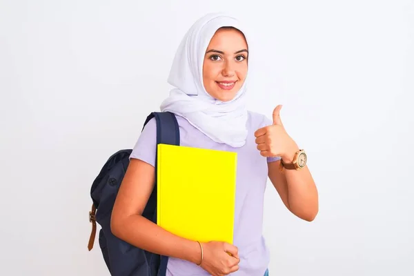 Arabische Studentin Trägt Hijab Und Rucksack Hält Buch Über Isoliertem — Stockfoto