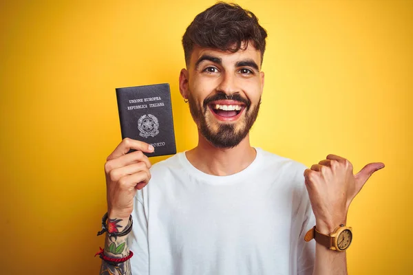 Jovem Com Tatuagem Vestindo Passaporte Italiano Itália Sobre Fundo Amarelo — Fotografia de Stock