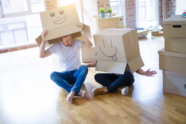 Pareja Con Divertidas Cajas Cartón Con Caras Felices —  Fotos de Stock