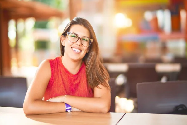 Junges Schönes Mädchen Lächelt Glücklich Und Zuversichtlich Auf Stuhl Restaurant — Stockfoto