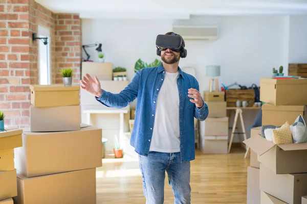 Jovem vestindo óculos de realidade virtual jogando uma simulação g — Fotografia de Stock