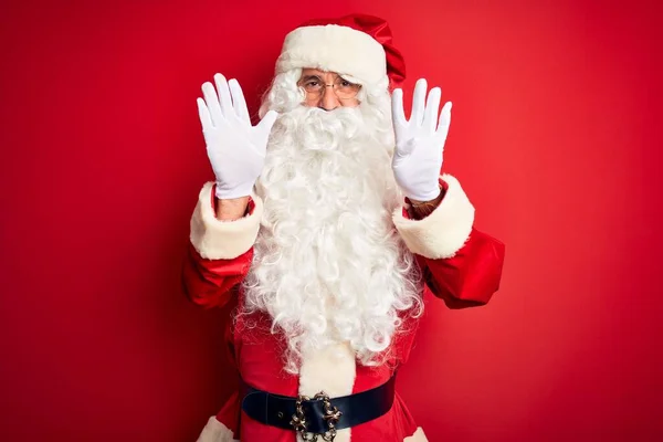 Středního Věku Hezký Muž Kostýmu Santa Stojí Nad Izolovaným Červeným — Stock fotografie