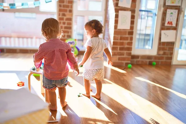 Entzückende Kleinkinder Spielen Kindergarten Jede Menge Spielzeug — Stockfoto