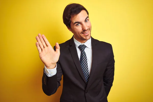 Joven Hombre Negocios Guapo Con Traje Corbata Pie Sobre Fondo —  Fotos de Stock