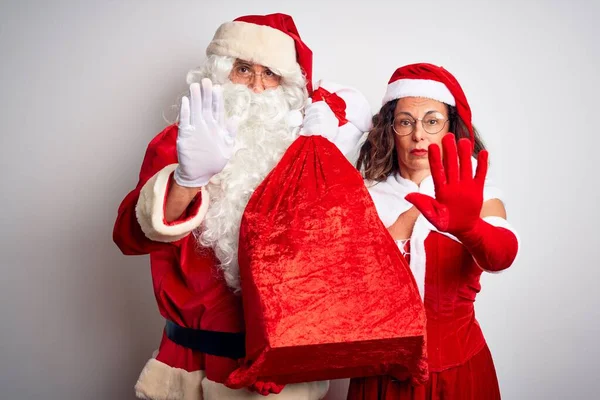 Älteres Paar Weihnachtsmann Kostüm Mit Sack Vor Isoliertem Weißem Hintergrund — Stockfoto