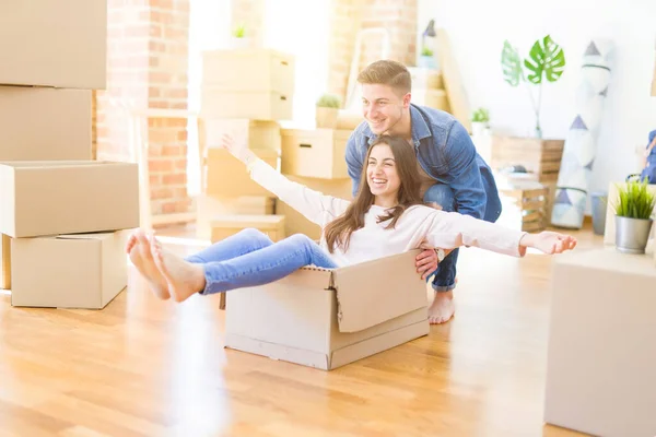 Schönes junges Paar, das verliebt lächelt und Spaß beim Reiten im Inneren hat — Stockfoto