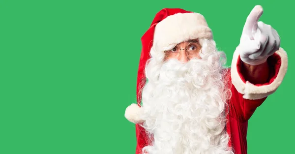 Orta Yaşlı Yakışıklı Adam Noel Baba Kostümü Sakal Takıyor Parmağıyla — Stok fotoğraf