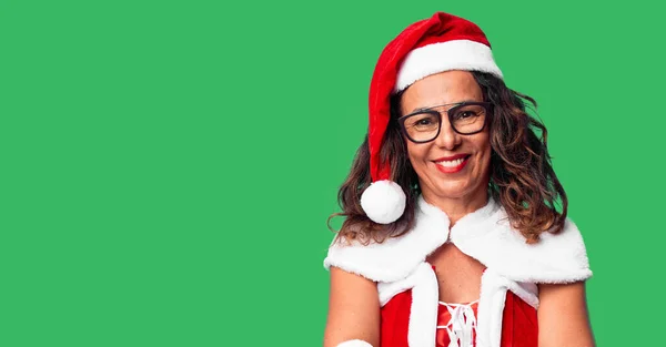 Женщина Средних Лет Костюме Санта Клауса Счастливое Лицо Улыбающееся Скрещенными — стоковое фото