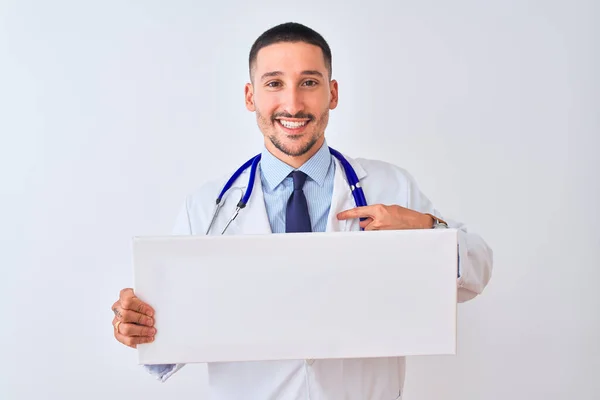 Νεαρός Γιατρός Κρατώντας Λευκό Διαφημιστικό Πανό Πάνω Από Απομονωμένο Φόντο — Φωτογραφία Αρχείου