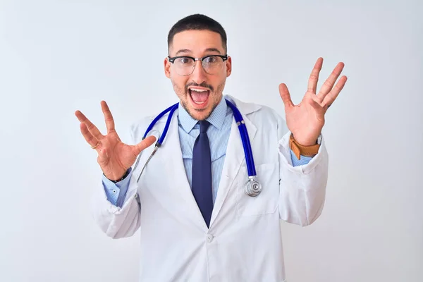 Joven Doctor Hombre Usando Estetoscopio Sobre Fondo Aislado Celebrando Loco — Foto de Stock