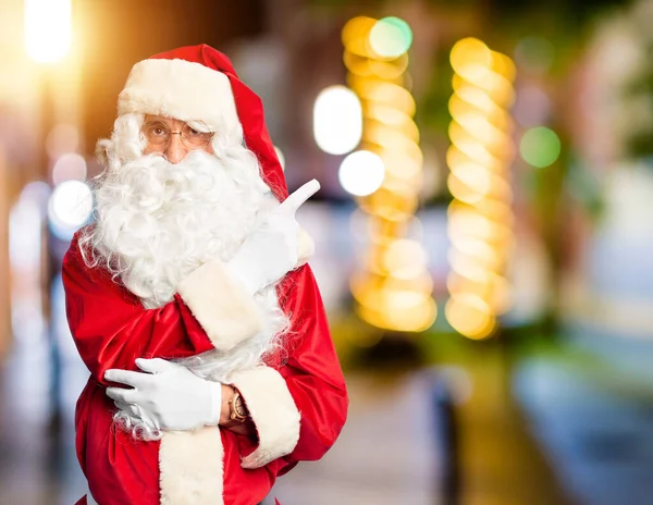 Pohledný Muž Středního Věku Kostýmu Santa Clause Vousy Ukazuje Ukazováčkem — Stock fotografie