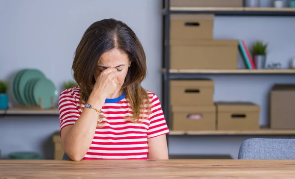 Mulher Idosa Meia Idade Sentada Mesa Casa Cansada Esfregando Nariz — Fotografia de Stock