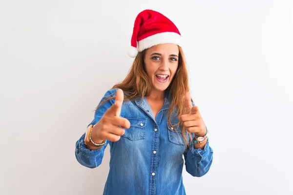 Mulher Ruiva Bonita Nova Usando Chapéu Natal Sobre Fundo Isolado — Fotografia de Stock