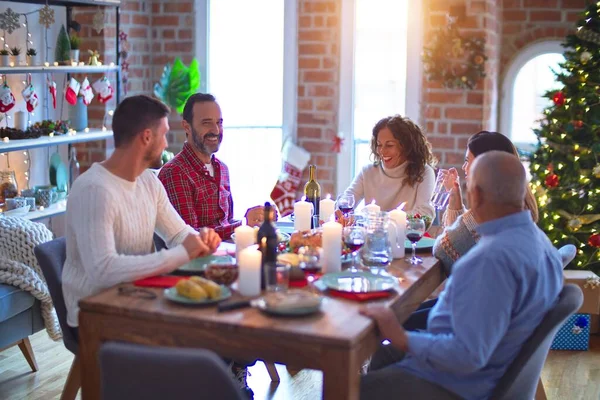 Schöne Familie Lächelt Glücklich Und Zuversichtlich Putenbraten Essen Und Weihnachten — Stockfoto