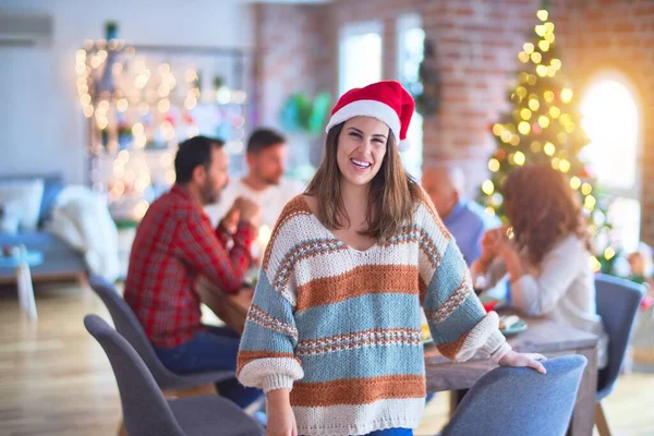 Jovem Mulher Bonita Sorrindo Feliz Confiante Usando Chapéu Papai Noel — Fotografia de Stock