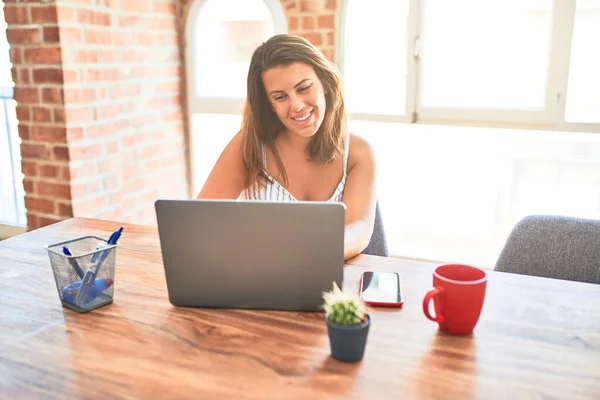 Jovem Mulher Negócios Bonita Trabalhando Usando Laptop Casa Escritório Sorrindo — Fotografia de Stock