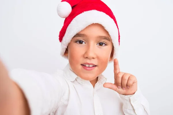 Krásný Chlapec Nosí Vánoční Santa Klobouk Aby Selfie Přes Izolované — Stock fotografie