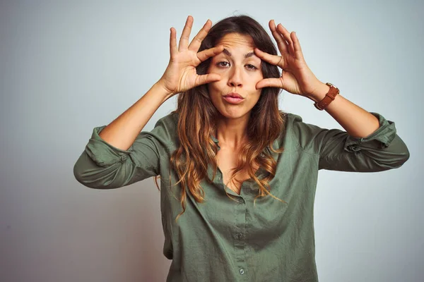 Giovane Bella Donna Indossa Camicia Verde Piedi Sopra Sfondo Grigio — Foto Stock