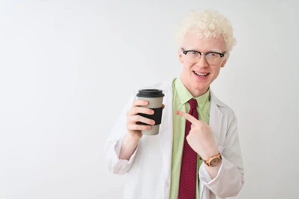 Albino Wissenschaftler Mann Mit Brille Trinkt Take Away Kaffee Vor — Stockfoto